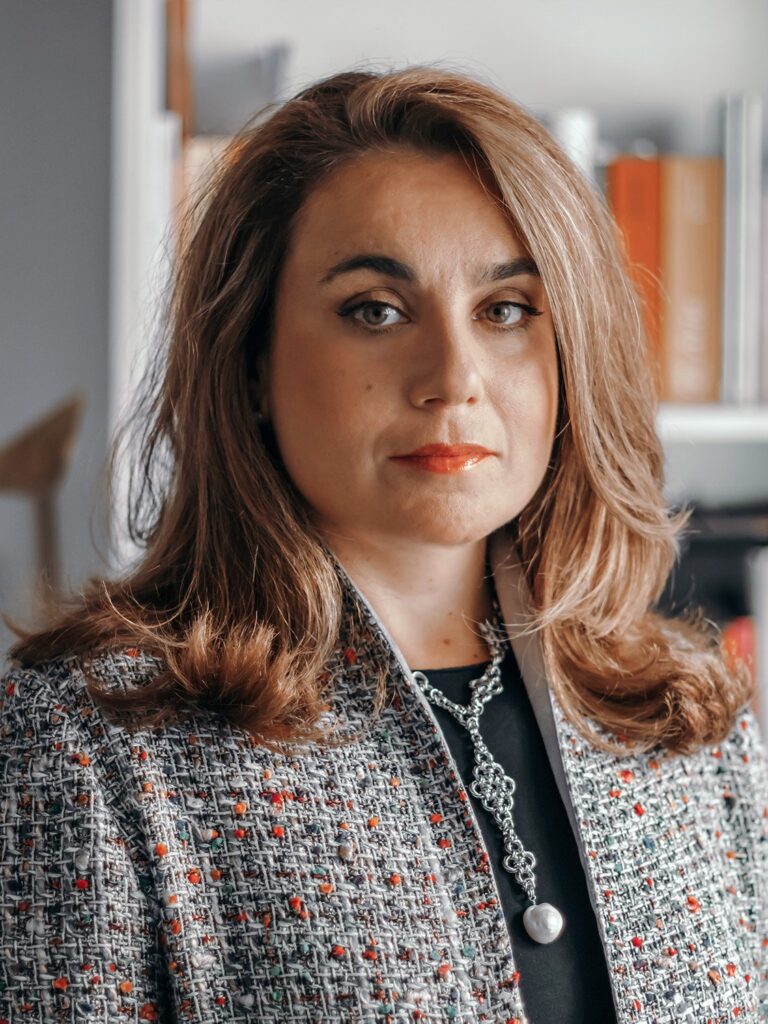 Portrait of jewellery historian Bianca Cappello wearing a silver chain necklace with a baroque pearl, by Sogand Nobahar